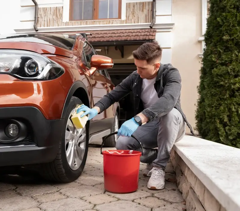 Lavage auto à domicile Missy-sur-Aisne : professionnel intervenant sur un véhicule